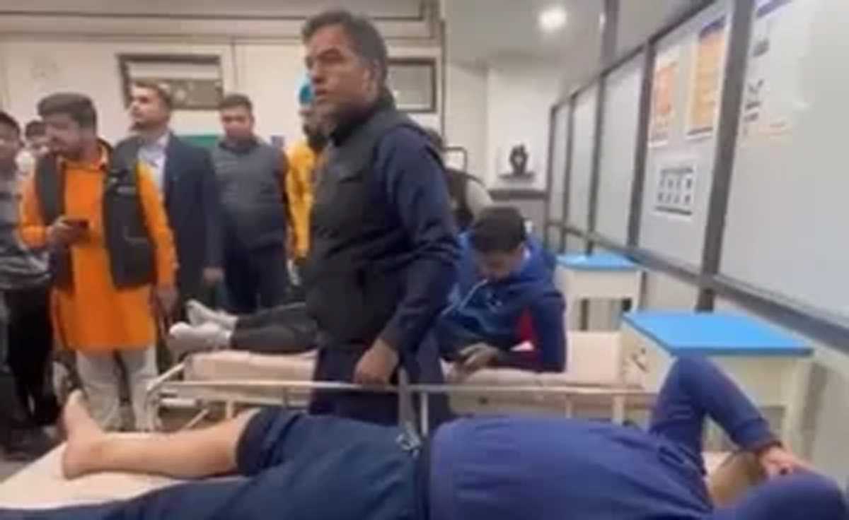 लेडी हार्डिंग अस्पताल जाकर ली घायल युवाओं की जानकारी : प्रवेश वर्मा